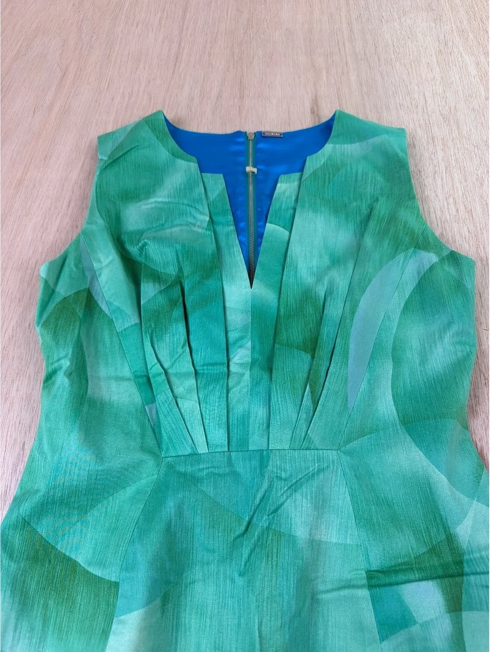 Elie Tahari Green Abstract Pleated Sheath Dress | Sleeveless Cocktail | Size 6